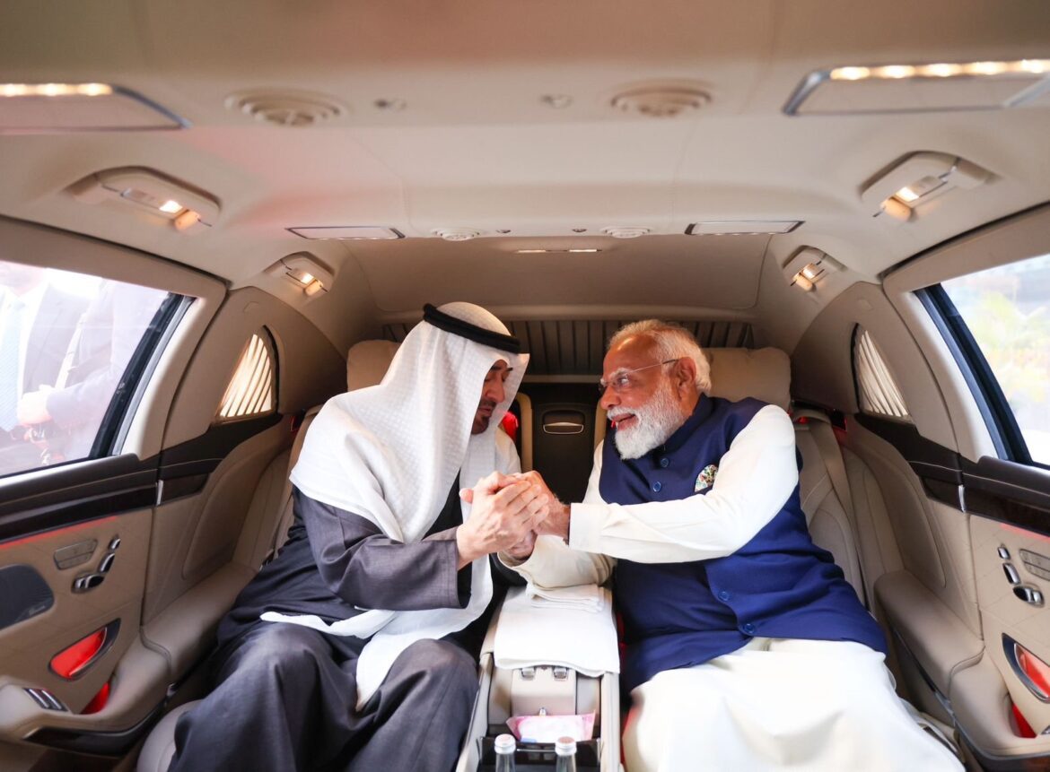 दिल्ली एयरपोर्ट पर पहुंचे UAE राष्ट्रपति शेख मोहम्मद बिन जायद, पीएम मोदी ने किया दिल से स्वागत