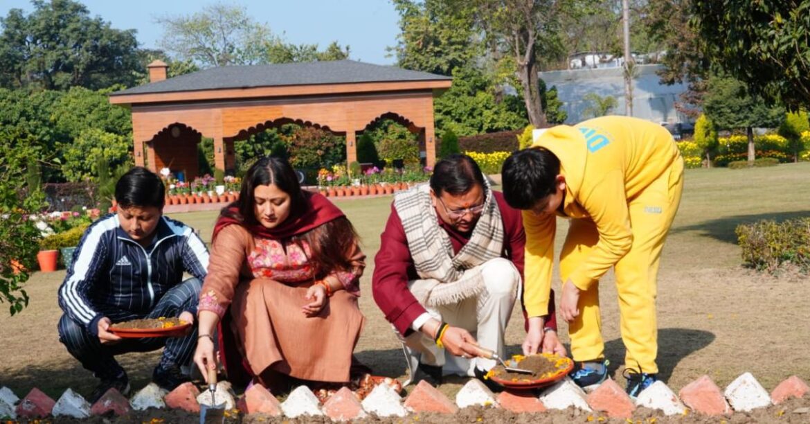 मुख्यमंत्री पुष्कर सिंह धामी ने 17 प्रजातियों के 4,000 ट्यूलिप उगाने की मुहिम का किया शुभारंभ
