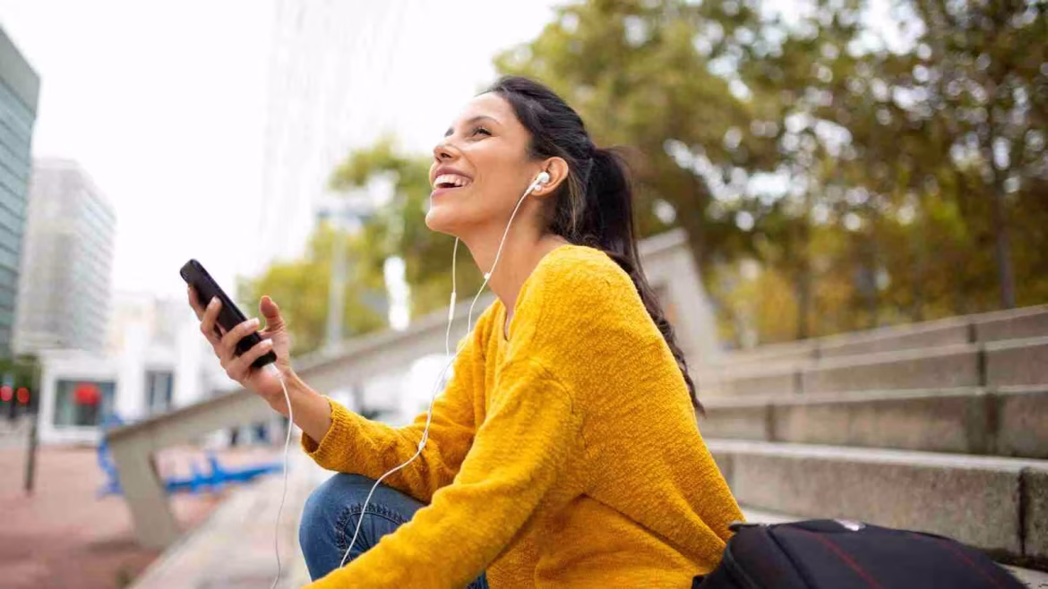 Earphone Side Effects: ज्यादा इस्तेमाल से कानों को हो सकता है नुकसान, जानें बचाव के उपाय