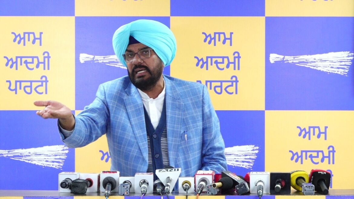 पंजाब में नशों पर राजनीति तेज: सुखबीर बादल और भाजपा नेताओं संग मंच साझा करने पर धालीवाल का हमला