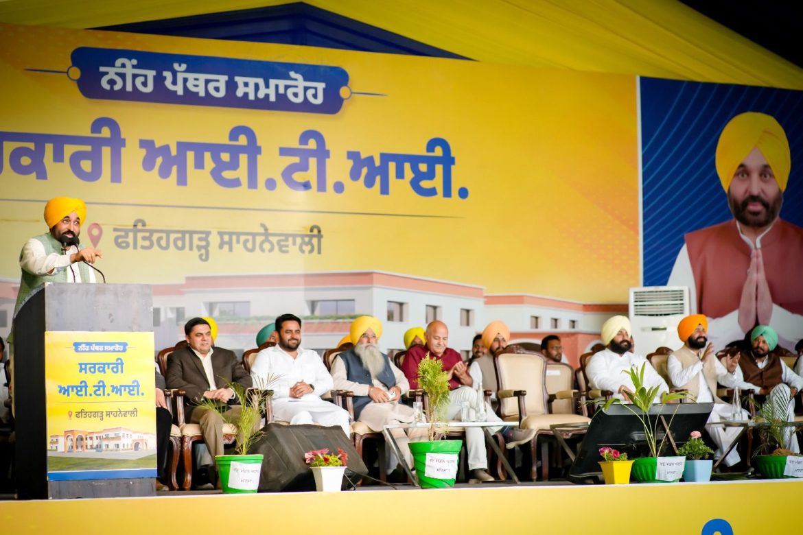 अकाली और कांग्रेस पर हमला: मुख्यमंत्री भगवंत सिंह मान बोले, बच्चों को जानबूझकर रखा अनपढ़