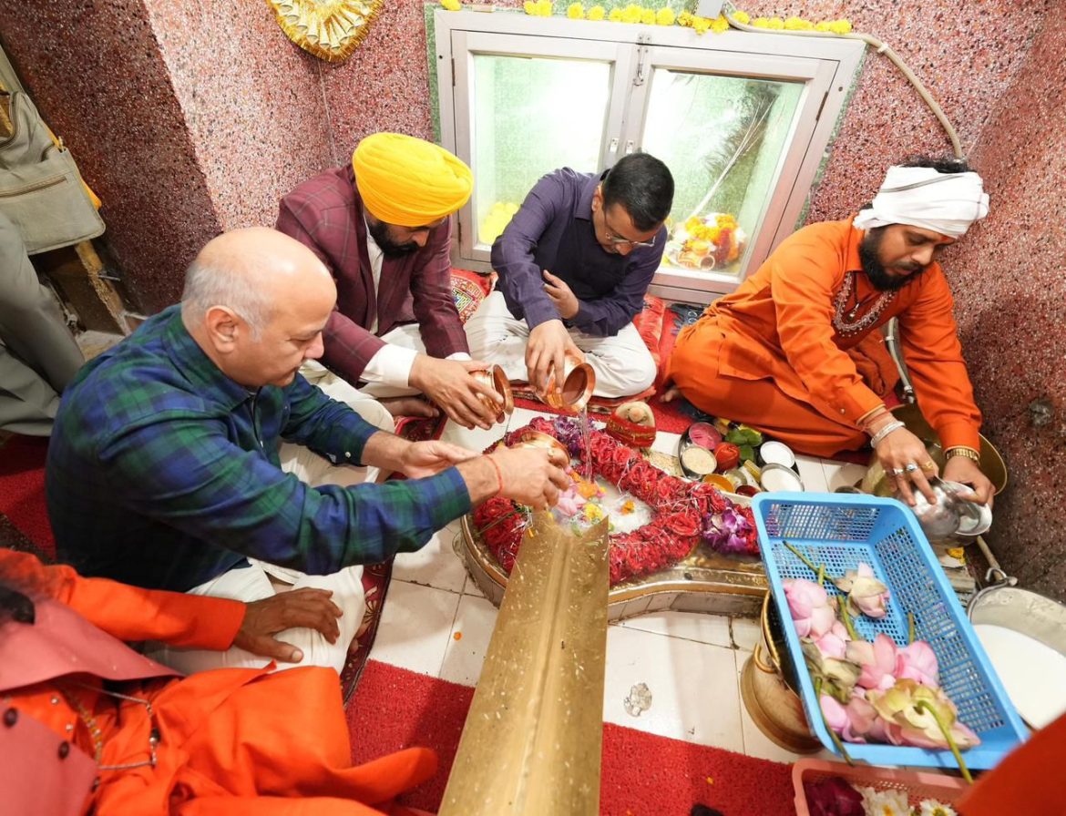 महा शिवरात्रि पर अरविंद केजरीवाल और भगवंत सिंह मान ने श्री रणकेशवर महादेव मंदिर में की प्रार्थना, पंजाब की खुशहाली की कामना