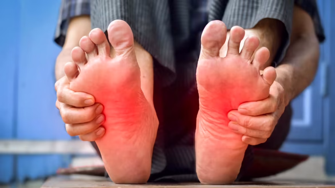 Burning Sensation In Feet: पैरों में लगातार जलन और झुनझुनाहट - जानें इसके कारण, लक्षण और गंभीर बीमारियों का संकेत