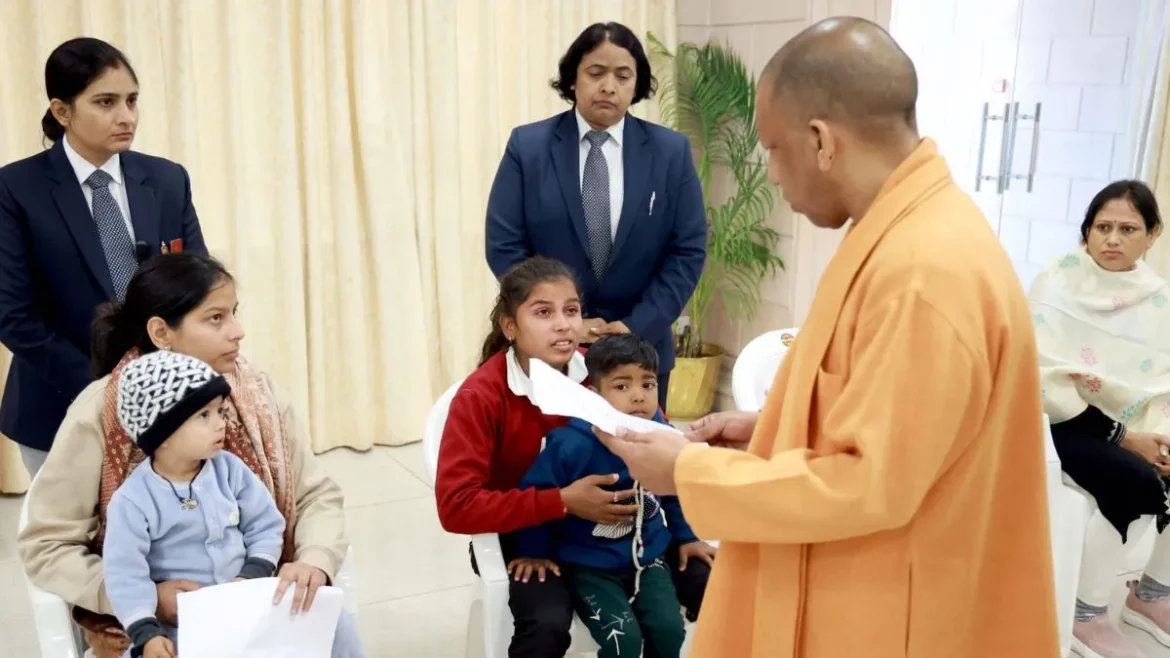जनता दर्शन में मुख्यमंत्री योगी आदित्यनाथ ने बच्चों को दी महत्वपूर्ण सलाह: पढ़ाई करो और इंटरनेट का सीमित प्रयोग करें