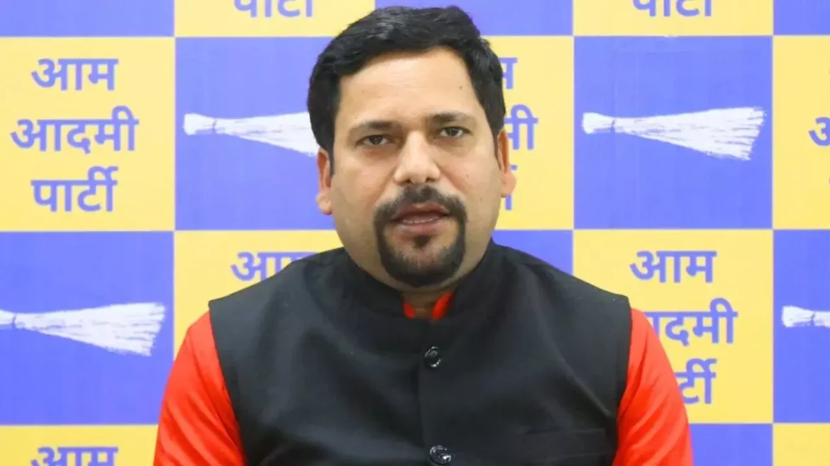 LPG गैस की किल्लत पर संजीव झा का BJP सरकार पर निशाना, जनता की आवाज़ सड़क पर बुलंद करने का आह्वान