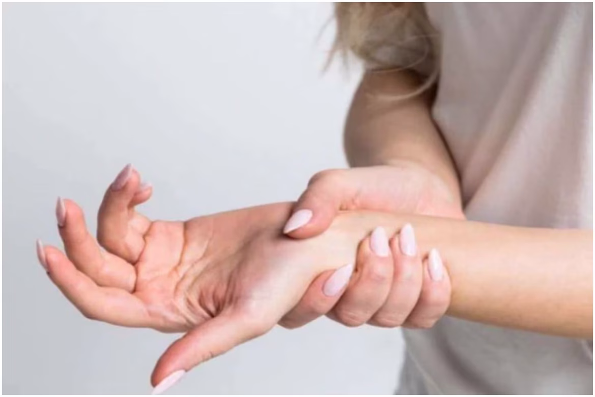 Numb Hands During Sleep: सोते वक्त हाथ सुन्न होने की वजह और फटाफट राहत के तरीके