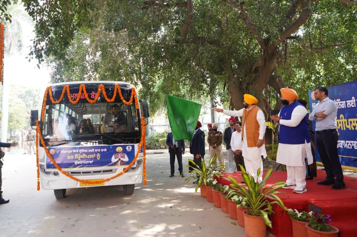 मुख्यमंत्री भगवंत सिंह मान ने सिंगापुर ट्रेनिंग के लिए प्रिंसिपलों के 8वें बैच को किया रवाना, अब तक 234 भेजे गए
