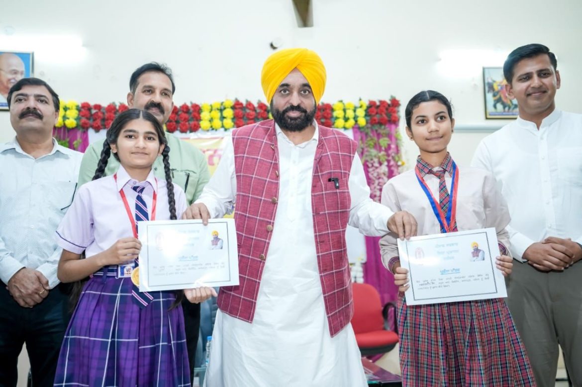 मुख्यमंत्री भगवंत सिंह मान ने आदमपुर स्कूल ऑफ एमिनेंस में विद्यार्थियों को दी शिक्षा और मेहनत की प्रेरणा