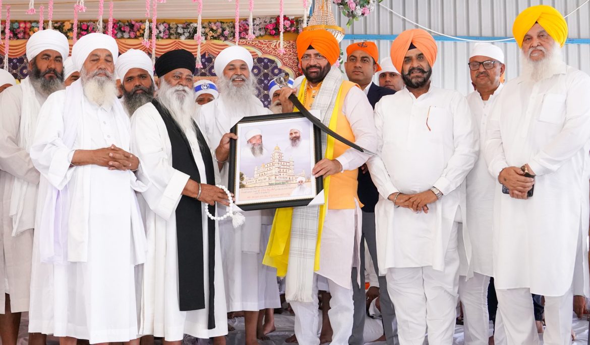 मुख्यमंत्री नायब सैनी ने श्री नानकसर साहिब गुरुद्वारा में शीश नवाया, संगत को दी शुभकामनाएं