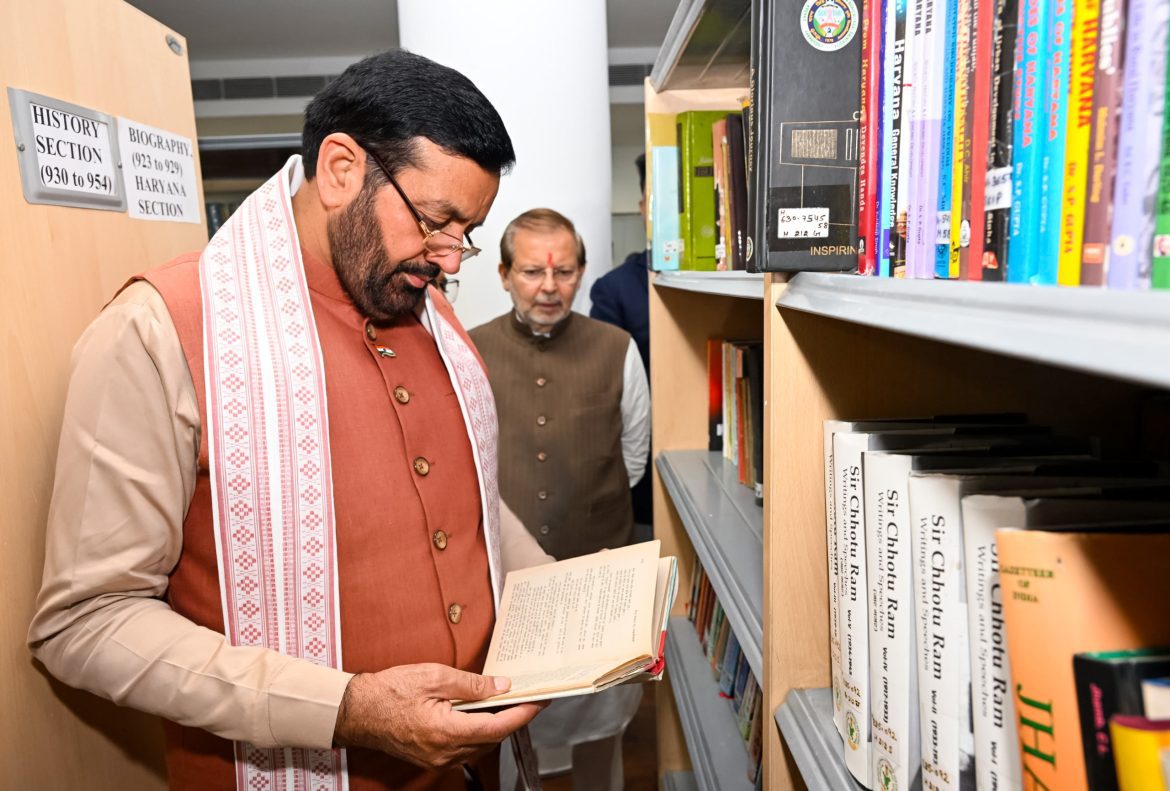 मुख्यमंत्री नायब सिंह सैनी ने हरियाणा विधानसभा लाइब्रेरी और गैलरी का किया निरीक्षण