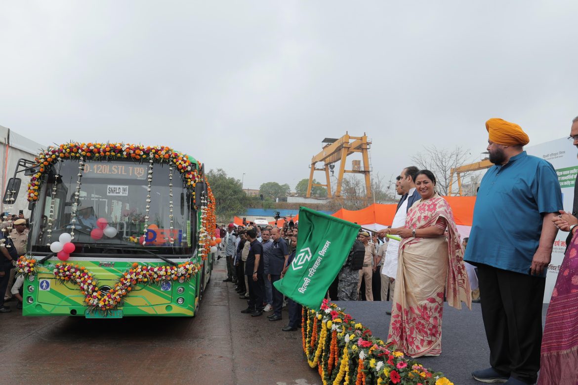 दिल्ली की मुख्यमंत्री रेखा गुप्ता ने 300 नई इलेक्ट्रिक बसों को हरी झंडी दिखाकर किया रवाना
