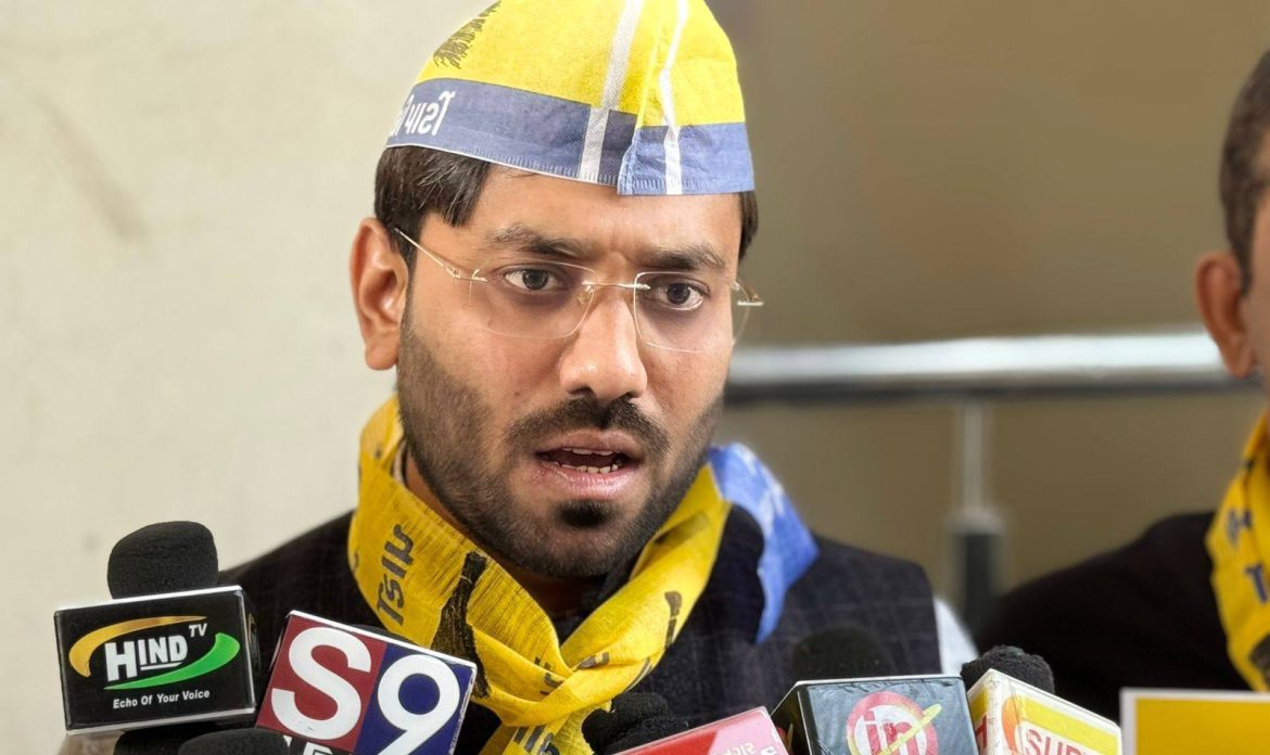 AAP गुजरात ने BJP की कार्यवाहियों को बताया लोकतंत्र पर हमला, राजनिकांत वाघानी ने जताई नाराज़गी