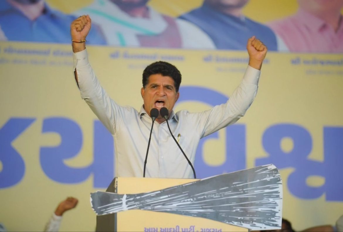 गुजरात में आम लोगों को प्रतिनिधित्व का मौका, इसुदान गढ़वी बने आदिवासी और जनता की आवाज़