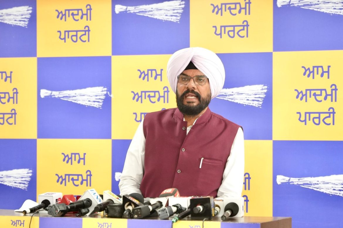कुलदीप धालीवाल का सुखबीर बादल पर तीखा हमला, बोले- ‘गैंगस्टरों को भगाने वाले खुद चला रहे हैं गैंगस्टरों को लाओ अभियान’