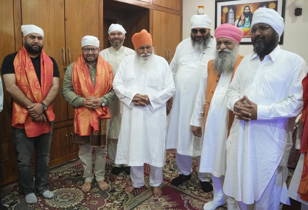 पंजाब जेल विभाग की नई जिम्मेदारी संभालने के बाद रवजोत सिंह ने देरा सचखंड बल्लान में किया सिर झुकाकर धन्यवाद