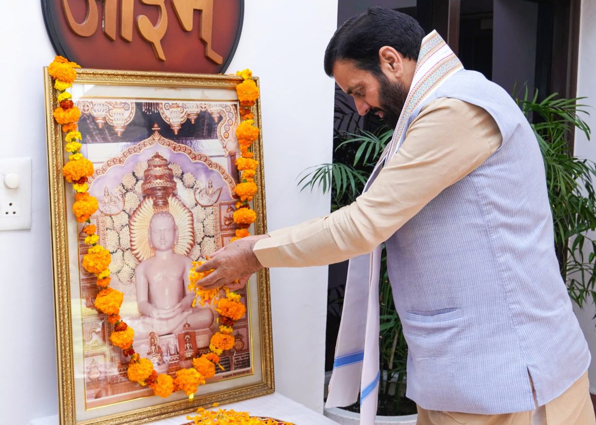 चंडीगढ़ में संत कबीर कुटीर में भगवान महावीर जी की जयंती पर मुख्यमंत्री नायब सैनी ने अर्पित की पुष्पांजलि