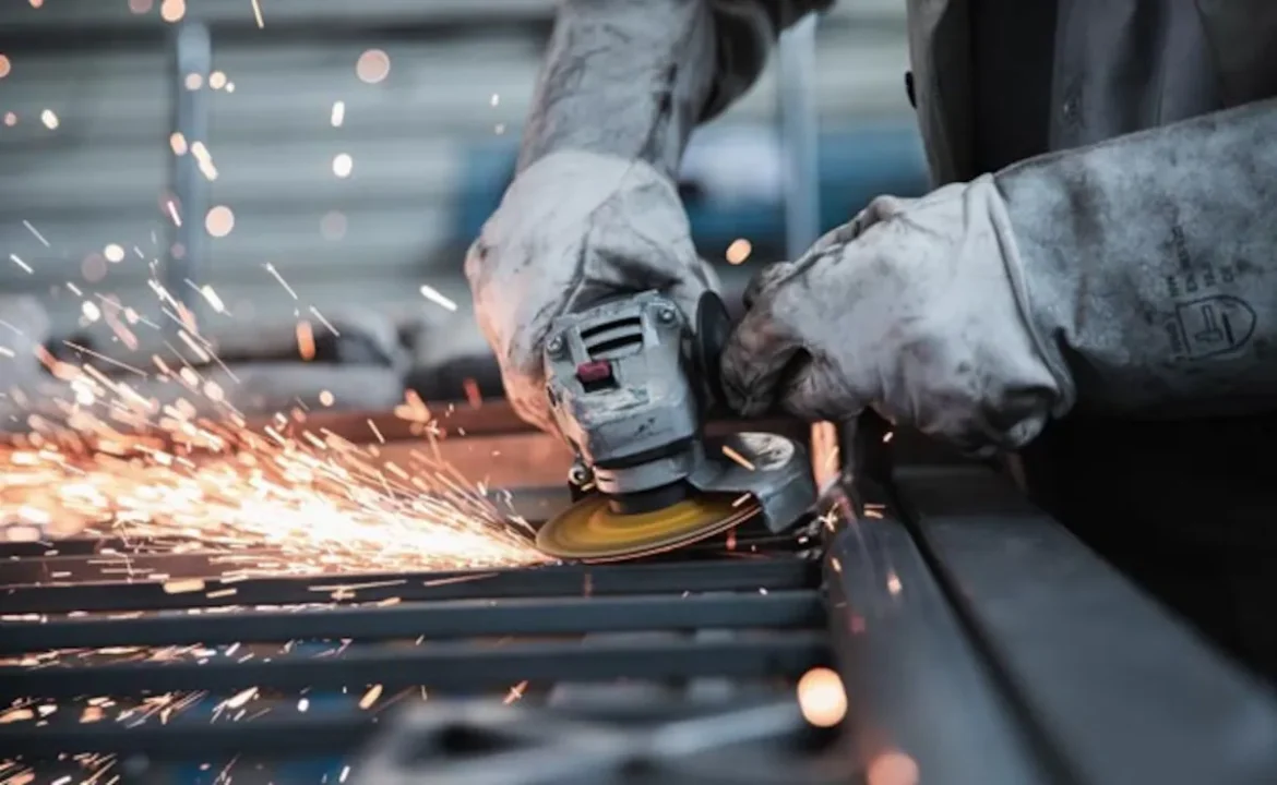 भारत के मैन्युफैक्चरिंग सेक्टर में तेजी: PMI बढ़ा 56.9, घरेलू मांग ने दी मजबूती