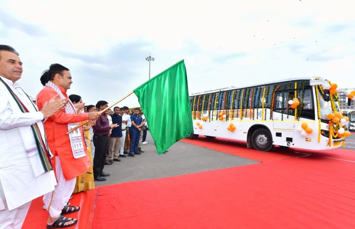 राजस्थान दिवस पर रोडवेज को मिली 207 नई बसें, मुख्यमंत्री भजनलाल शर्मा ने दिखाई हरी झंडी