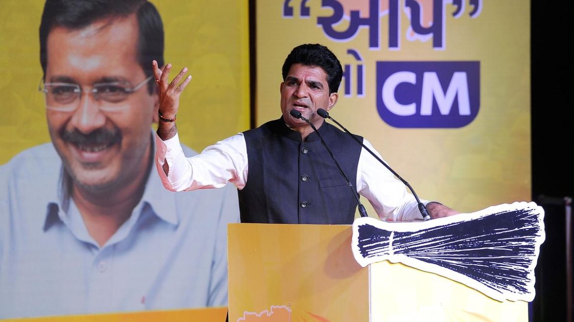 AAP गुजरात अध्यक्ष इसूदान गढ़वी की गिरफ्तारी, शिकायत दर्ज कराने पहुंचे थे खम्बालिया पुलिस स्टेशन