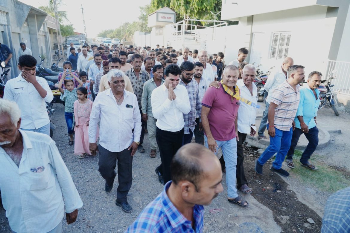 AAP नेता इसुदान गढ़वी की उपस्थिति में राजकोट के मोविया में विशाल ग्रामसभा आयोजित