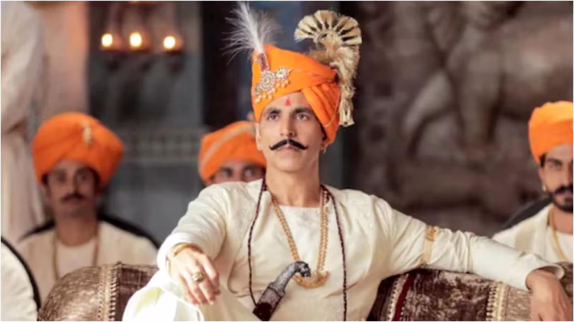 अक्षय कुमार ने 'सम्राट पृथ्वीराज' की नकली मूंछों पर तोड़ी चुप्पी, आलोचना करने वालों से मांगी माफी