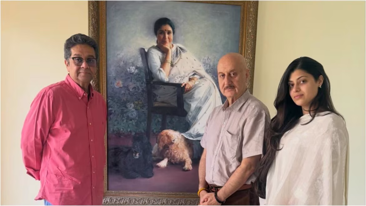 आशा भोंसले के घर पहुंचे अनुपम खेर; पोती ज़ानाई और बेटे आनंद से मिलकर हुए भावुक