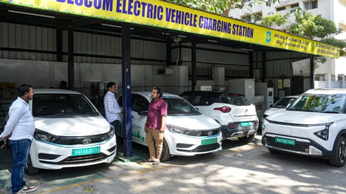 दिल्ली EV पॉलिसी 2026-30: पेट्रोल टू-व्हीलर और थ्री-व्हीलर पर लगेगा बैन, बजाज ऑटो और ओला इलेक्ट्रिक जैसे शेयरों में आ सकती है तेजी