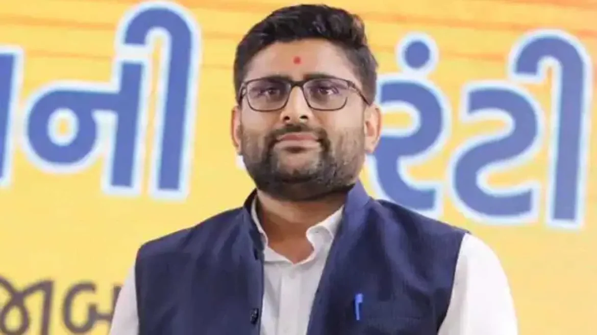 गोपाल इटालिया का आरोप: गृहमंत्री हर्ष संघवी ने मां और परिवार को डराने के लिए पुलिस भेजी