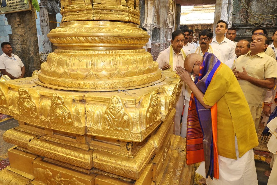 उपराष्ट्रपति सी.पी. राधाकृष्णन ने तिरुमाला में भगवान वेंकटेश्वर के दर्शन किए: वेद आशीर्वाद और प्रसाद के साथ हुआ भव्य स्वागत