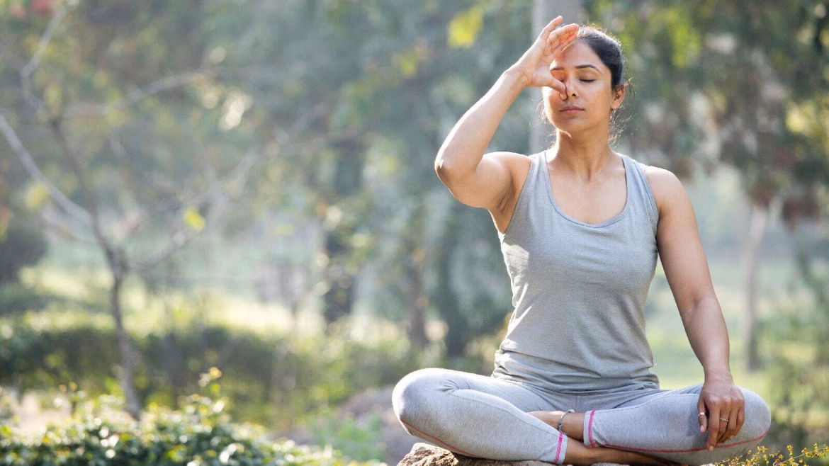 अनुलोम-विलोम प्राणायाम के फायदे: तनाव दूर करने से लेकर फेफड़ों की मजबूती तक, जानें इसे करने का सही तरीका