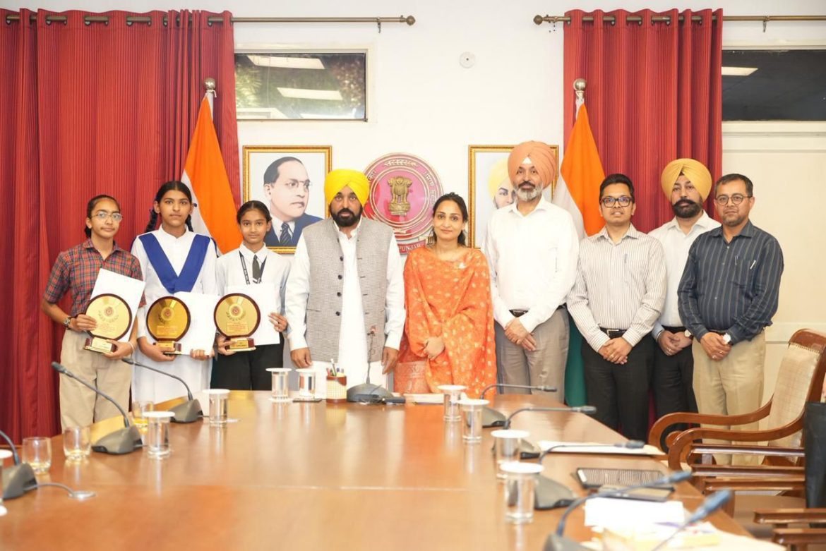मुख्यमंत्री भगवंत सिंह मान: आठवीं कक्षा के शीर्ष 20 विद्यार्थियों को बिना एडमिशन परीक्षा के स्कूल ऑफ एमिनेंस में सीधा प्रवेश मिलेगा