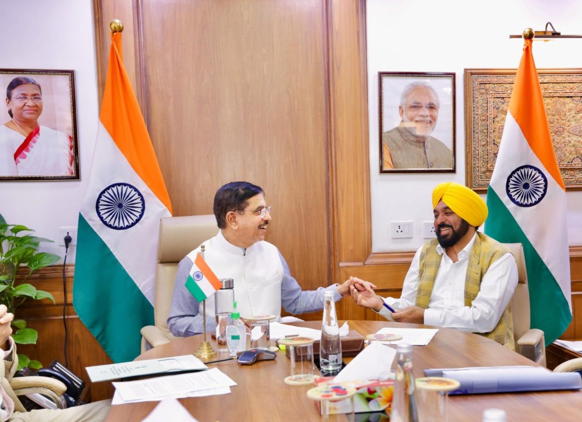 दिल्ली में मुख्यमंत्री भगवंत मान ने केंद्रीय मंत्री से की मुलाकात, पंजाब के लंबित मुद्दों पर रखी मांगें