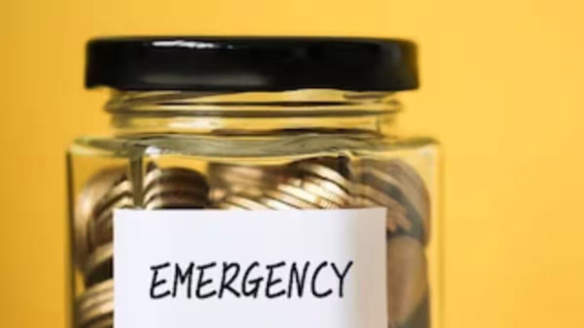 इमरजेंसी फंड (Emergency Fund) कहाँ रखें? निवेश से पहले रिटर्न नहीं, बल्कि 'लिक्विडिटी' पर दें ध्यान; जानें सबसे बेहतर विकल्प