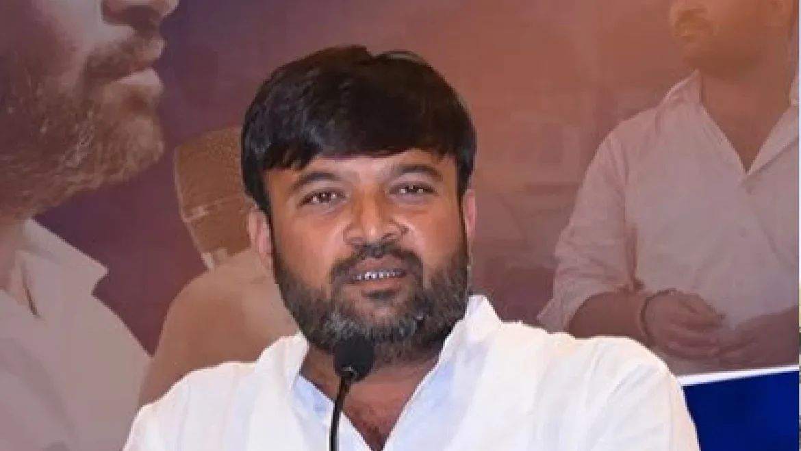 जामजोधपुर के मोटी गोप गांव में AAP विधायक हेमंत खवा की विशेष उपस्थिति में विशाल सभा आयोजित हुई