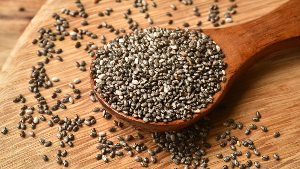 चिया सीड्स (Chia Seeds) खाने के जबरदस्त फायदे: सेहत का खजाना हैं ये छोटे बीज