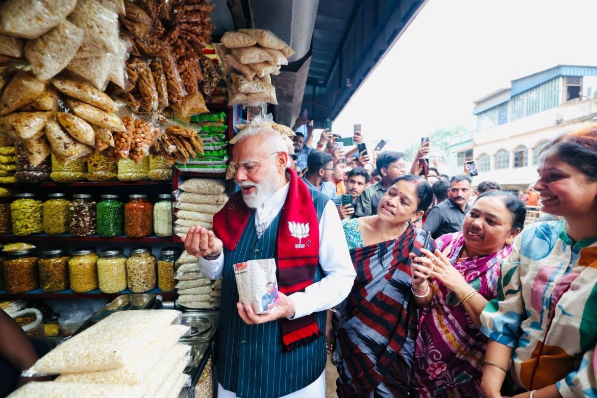 बंगाल की झालमुड़ी: पीएम मोदी ने लिया 'झालमुड़ी' का स्वाद, सादगी भरे अंदाज ने जीता बंगाल का दिल, जानें इस तीखे स्नैक का पूरा राज