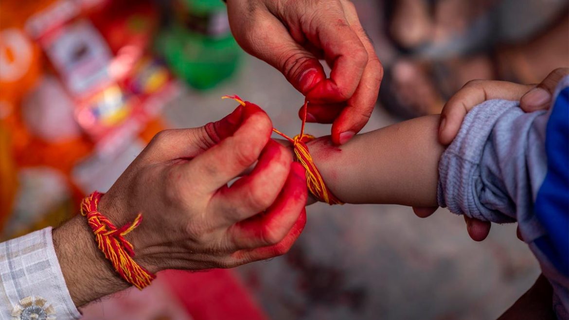 क्या आपके हाथ में भी महीनों से बंधा है कलावा? जानें इसे बदलने का सही समय और धार्मिक नियम।