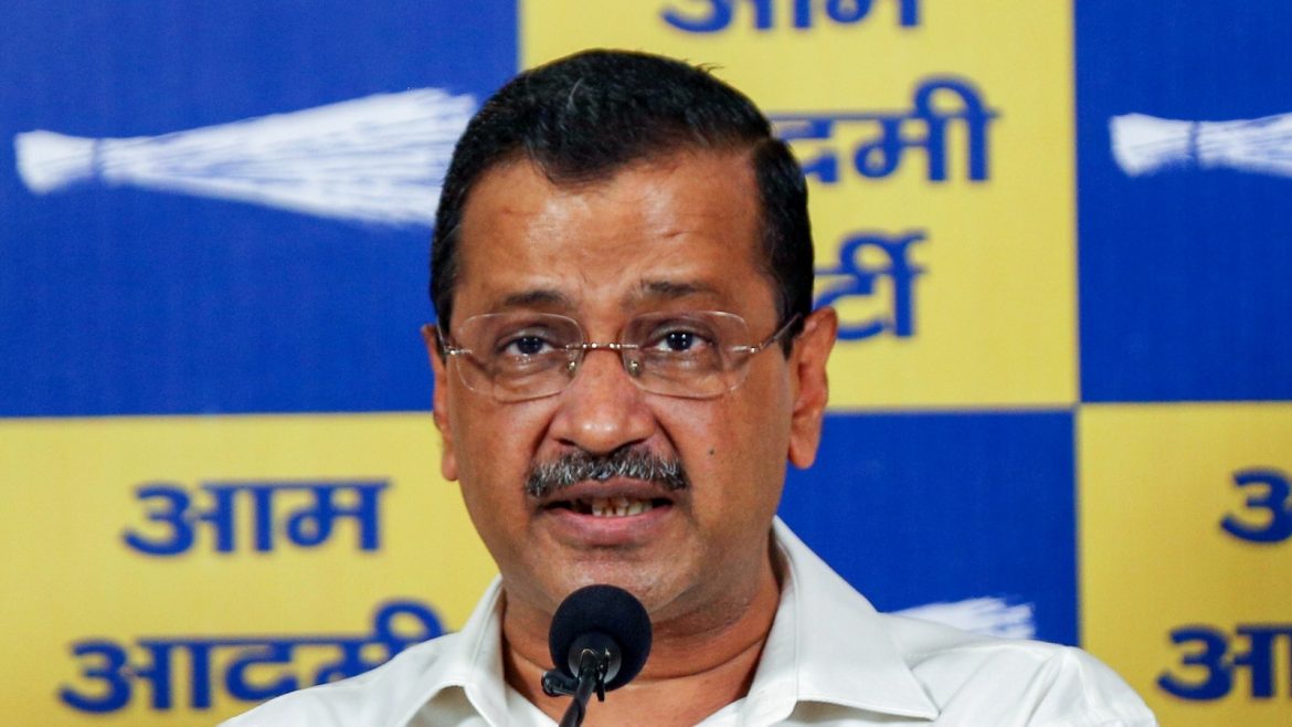 अरविंद केजरीवाल का केंद्र सरकार पर हमला: पीएम मोदी की लोकप्रियता में गिरावट और सोशल मीडिया नियंत्रण को लेकर उठाए सवाल
