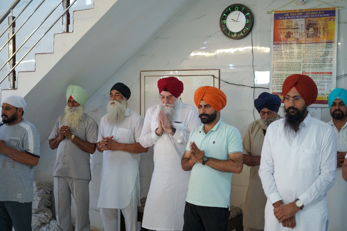 कुलतार सिंह संधवां ने तहना गांव में गुरुद्वारा साहिब में मिला सम्मान, श्री गुरु ग्रंथ साहिब की पवित्रता कानून को बताया अहम कदम