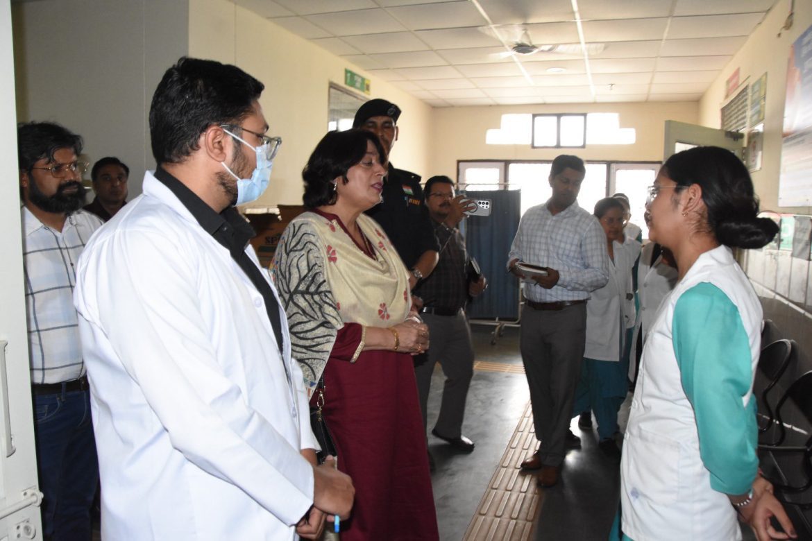 डॉ. सुमिता मिश्रा ने प्राथमिक स्वास्थ्य केंद्र का किया औचक निरीक्षण, स्वास्थ्य सेवाओं की गुणवत्ता पर दिया जोर