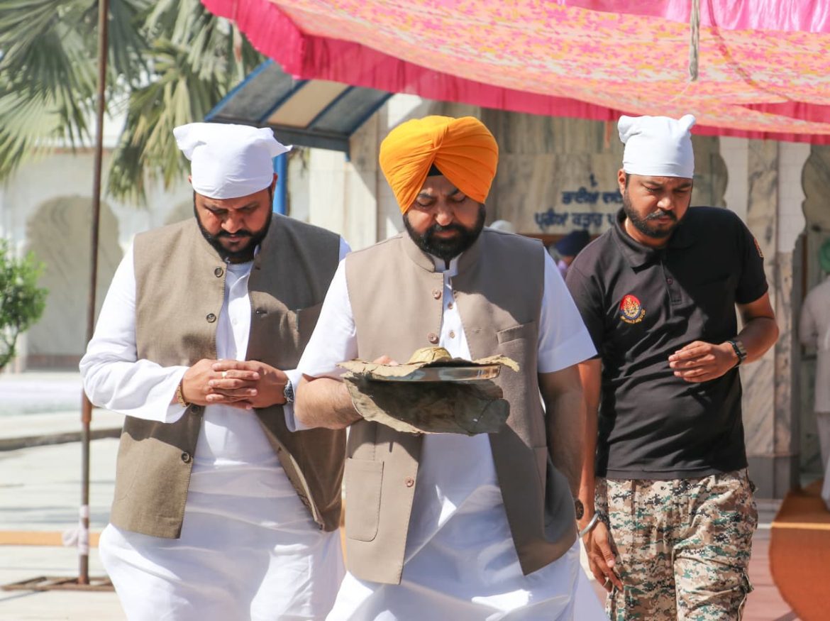वैसाखी और खालसा साजना दिवस पर हरदीप सिंह मुंडियन ने गुरुद्वारा कटाना साहिब में टेका मत्था
