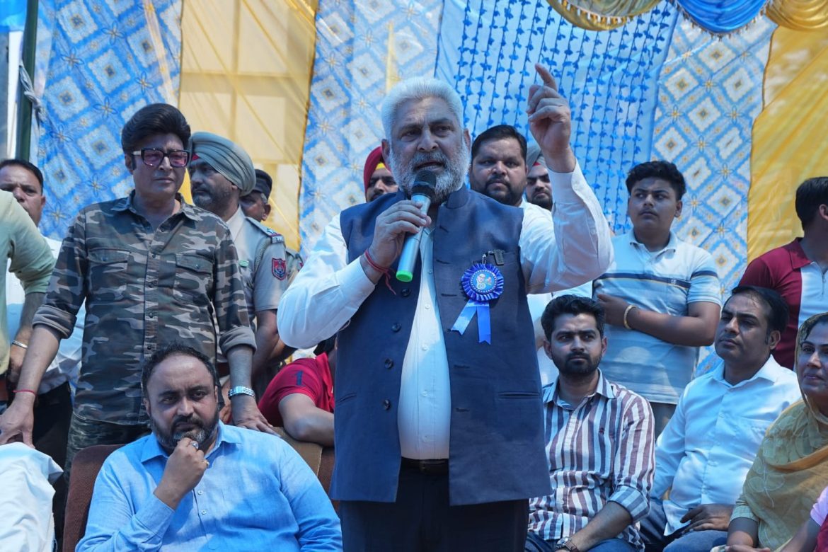 लाल चंद कटारूचक ने पठानकोट में किया अंबेडकर प्रतिमा का अनावरण, दिया समानता का संदेश