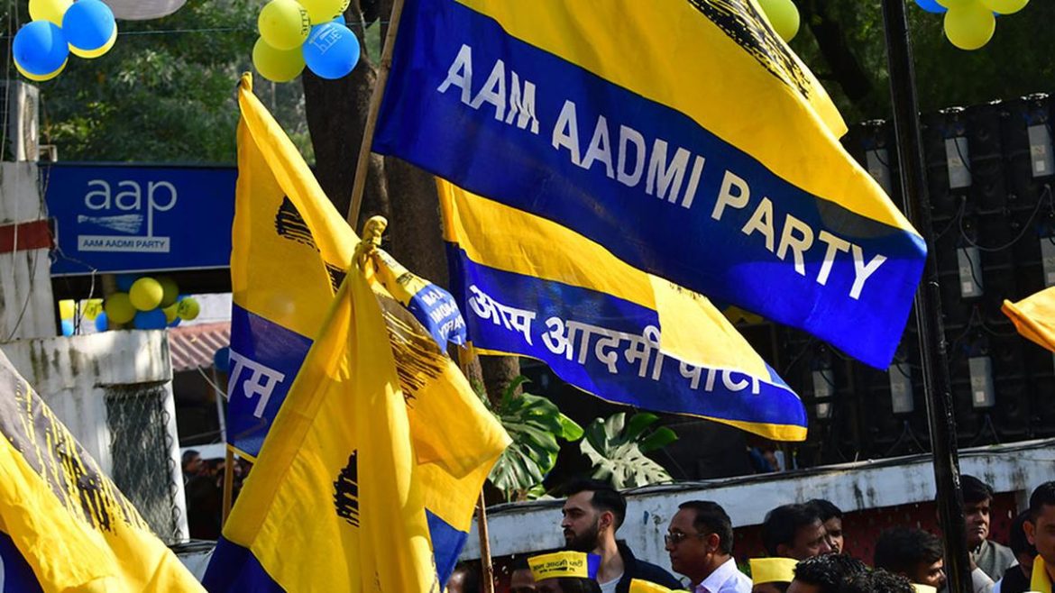 सूरत में उम्मीदवारों के नाम घोषित होते ही AAP ने सोसायटियों में जाकर डोर टू डोर प्रचार का श्रीगणेश किया