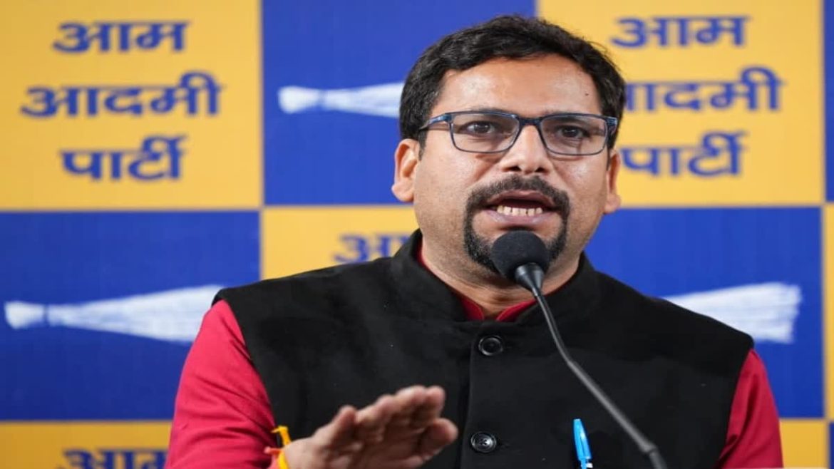 दीपक सिंगला की गिरफ्तारी पर भड़के AAP विधायक संजीव झा, कहा- 'यह सीधे तौर पर भाजपा का राजनीतिक प्रतिशोध है'