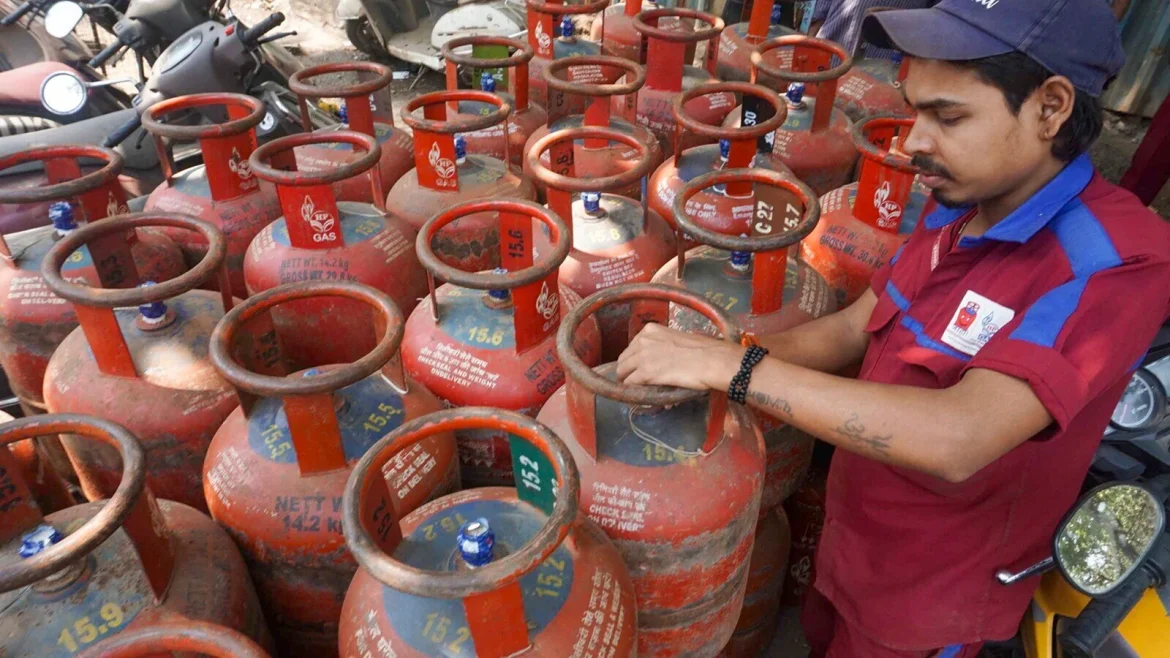 LPG के नए नियम 2026: एक घर में नहीं चलेंगे सिलेंडर और पीएनजी साथ-साथ; जानें सरेंडर करने की प्रक्रिया और फायदे