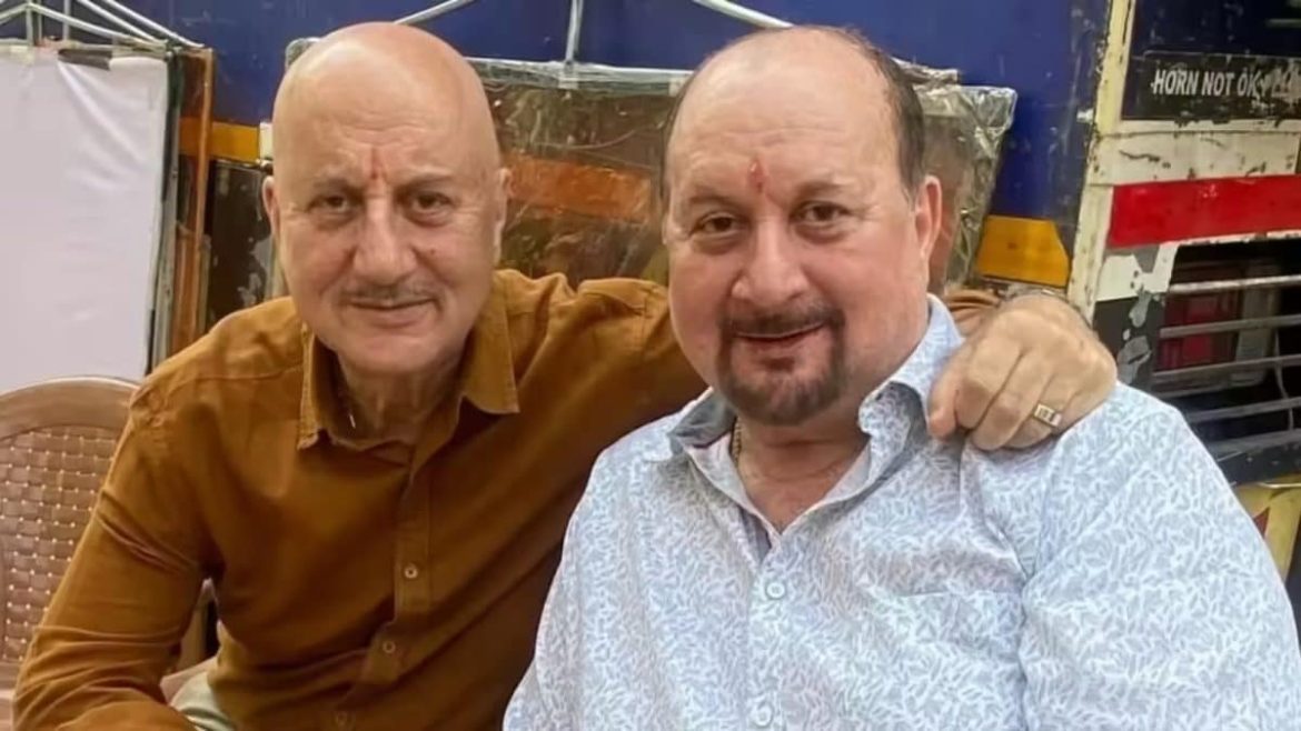पारिवारिक संबंधों का उदाहरण: अनुपम खेर ने अपनी पत्नी किरण खेर को लेकर अपने भाई राजू खेर से शादी की भावुक घोषणा की