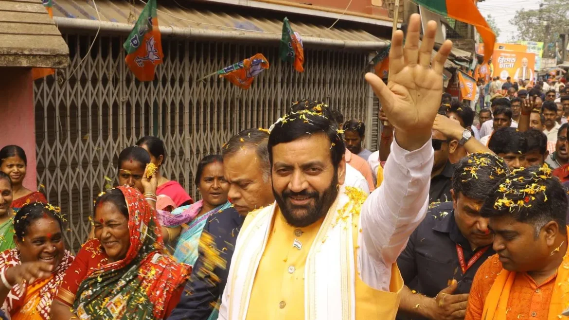 पश्चिम बंगाल में BJP सरकार का शपथ ग्रहण: मंच पर दूसरी पंक्ति में दिखे CM नायब सैनी, 'हरियाणा मॉडल' की जीत का दिखा असर