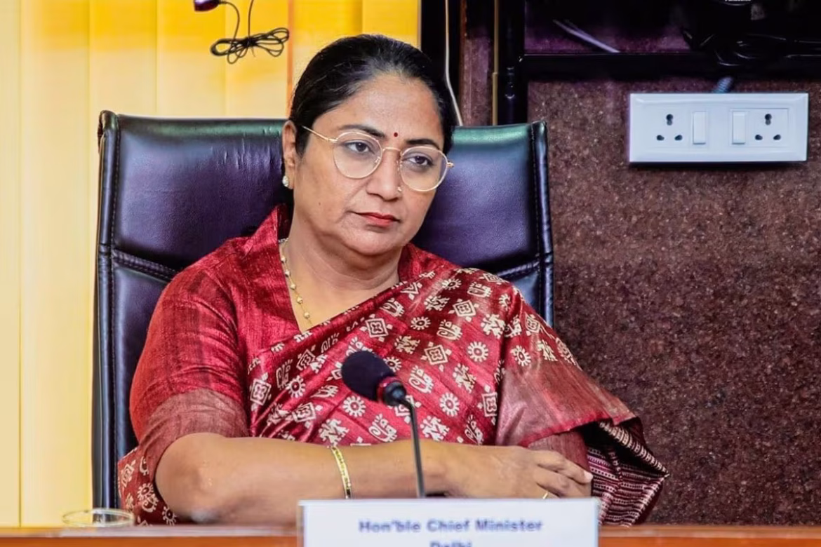 "सुरक्षा नहीं तो सरकार नहीं": शालीमार बाग की महिलाओं ने मुख्यमंत्री रेखा गुप्ता के खिलाफ खोला मोर्चा