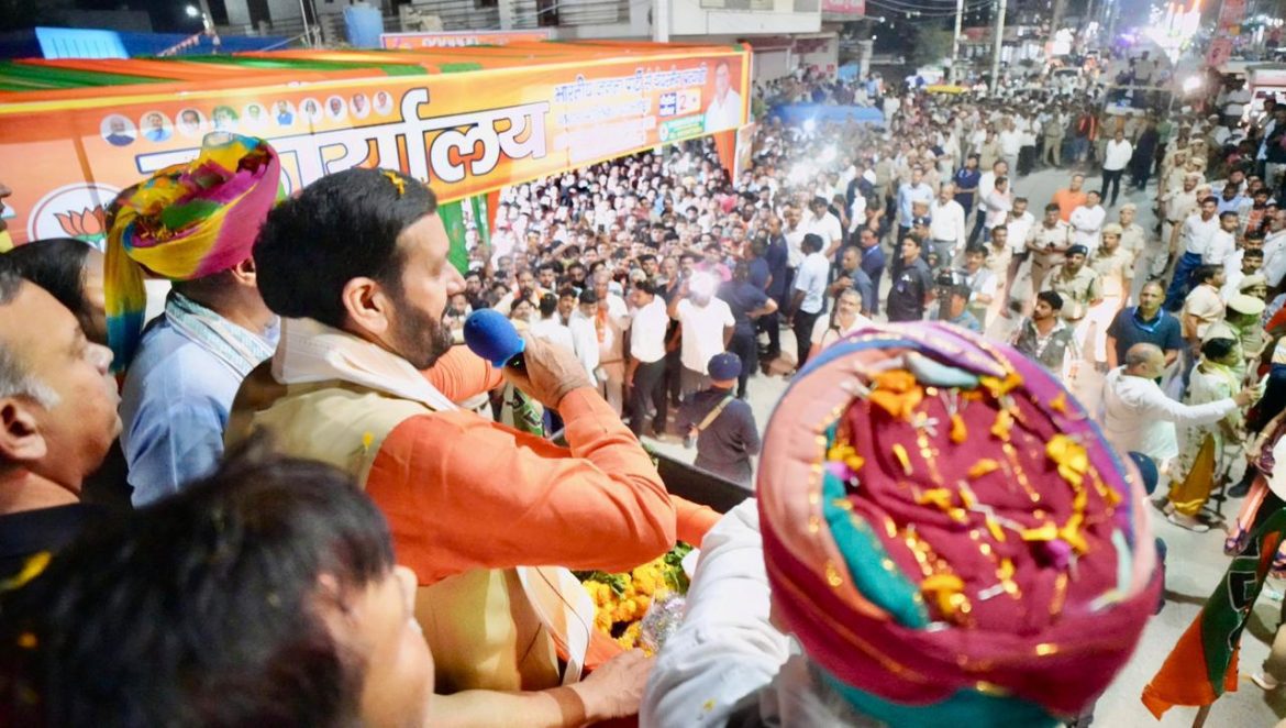 धारूहेड़ा रोड शो: मुख्यमंत्री नायब सिंह सैनी ने अजय जांगड़ा के लिए मांगा वोट, 'ट्रिपल इंजन' सरकार का दिया मंत्र