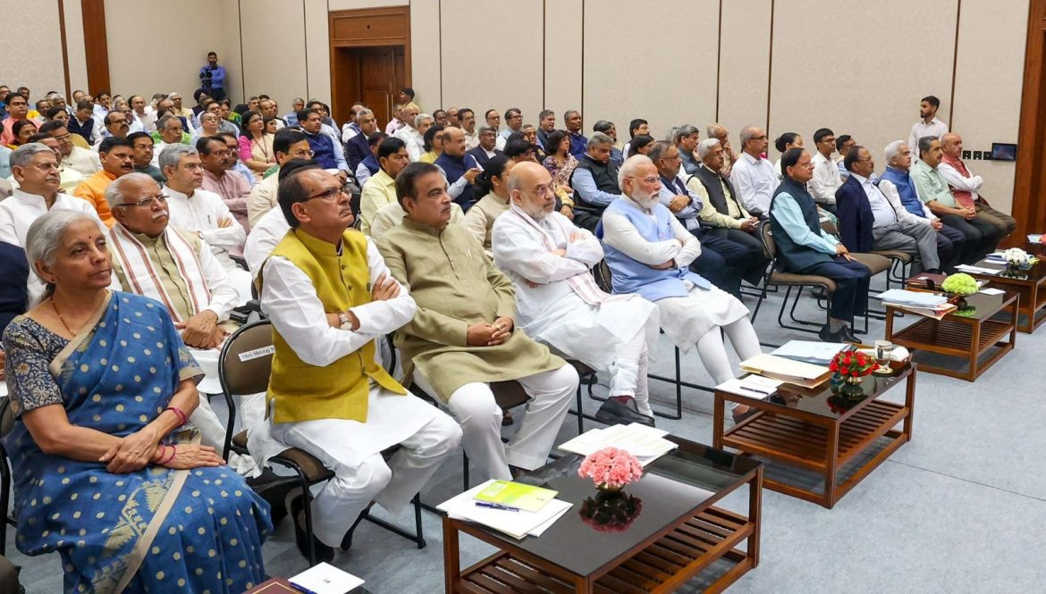 विकसित भारत' की राह पर सरकार: प्रधानमंत्री मोदी ने की मंत्रिपरिषद के साथ उच्च-स्तरीय समीक्षा बैठक